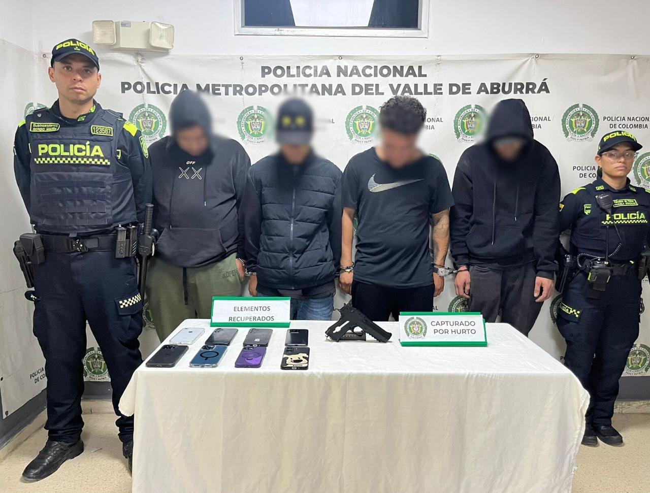 Ocho teléfonos celulares de alta gama fueron recuperados. Foto: Policía Metropolitana del Valle de Aburrá.