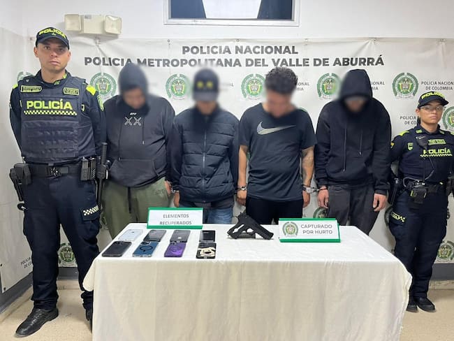 Ocho teléfonos celulares de alta gama fueron recuperados. Foto: Policía Metropolitana del Valle de Aburrá.