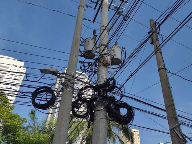 Cableado en los postes de Ibagué