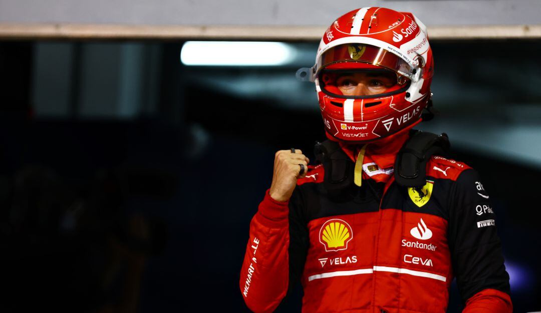 Charles Leclerc festeja la primera pole position de la Fórmula 1 en el 2022.