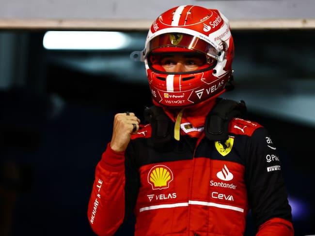 Charles Leclerc festeja la primera pole position de la Fórmula 1 en el 2022.