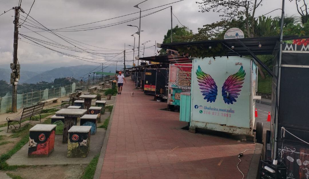 Comercio en la bahía a un costado del Monumento a los Colonizadores en Chipre