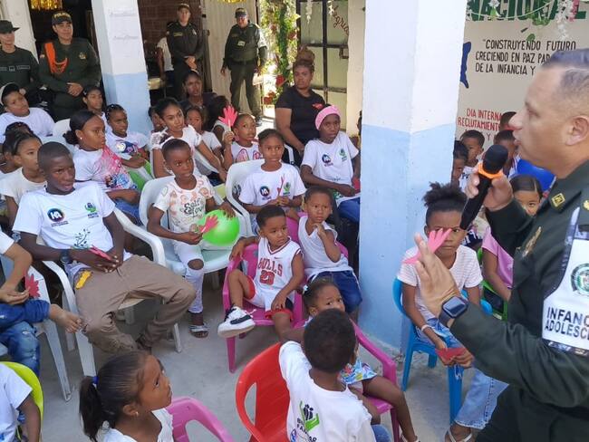 La Policía en Cartagena realiza campañas de prevención para proteger a los niños y adolescentes