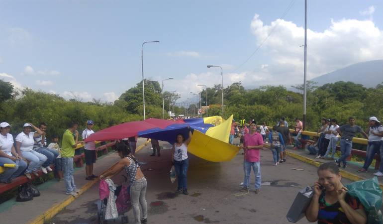 Venezolanos en los puentes internacionales