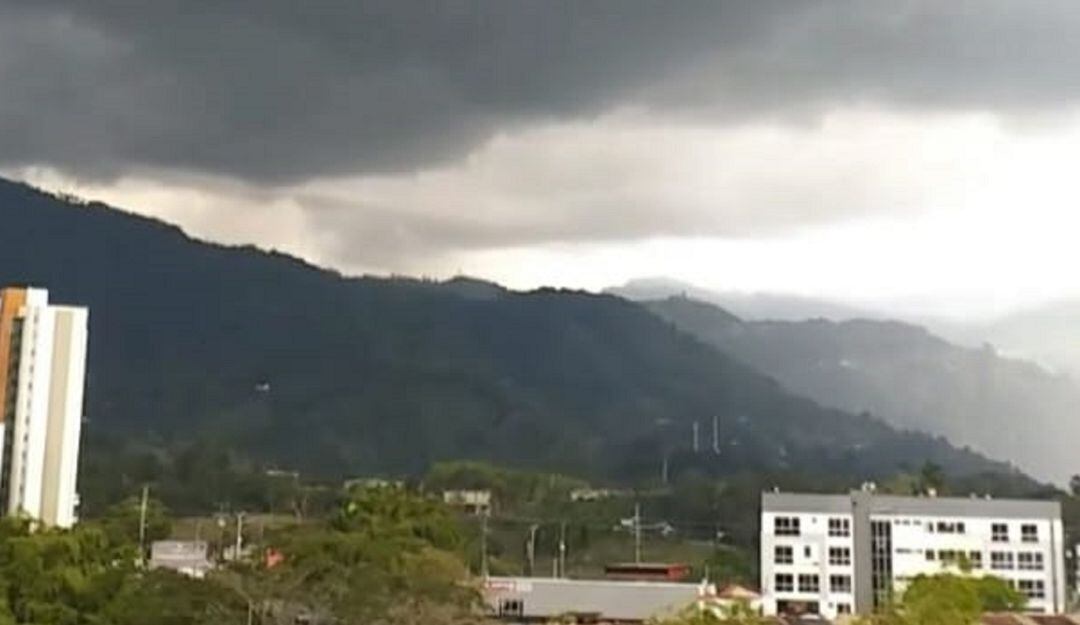Cielo desde un edificio en el norte de Armenia