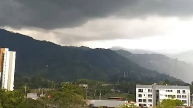 Cielo desde un edificio en el norte de Armenia