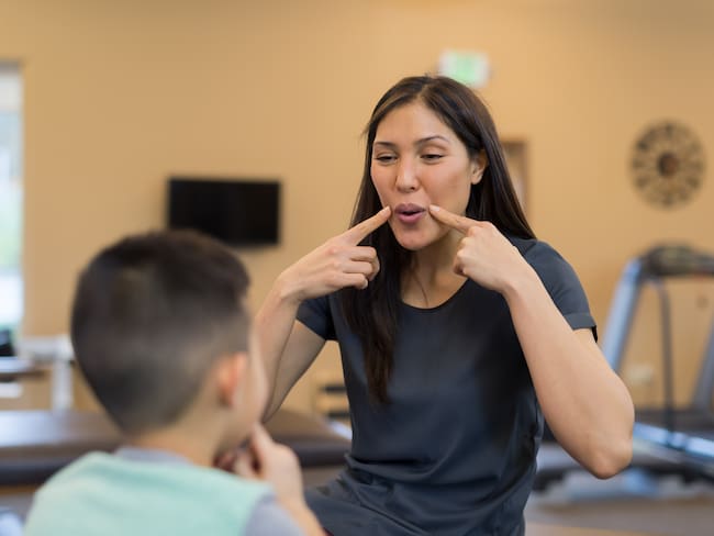 Logopeda dando instrucciones (Foto vía Getty Images)