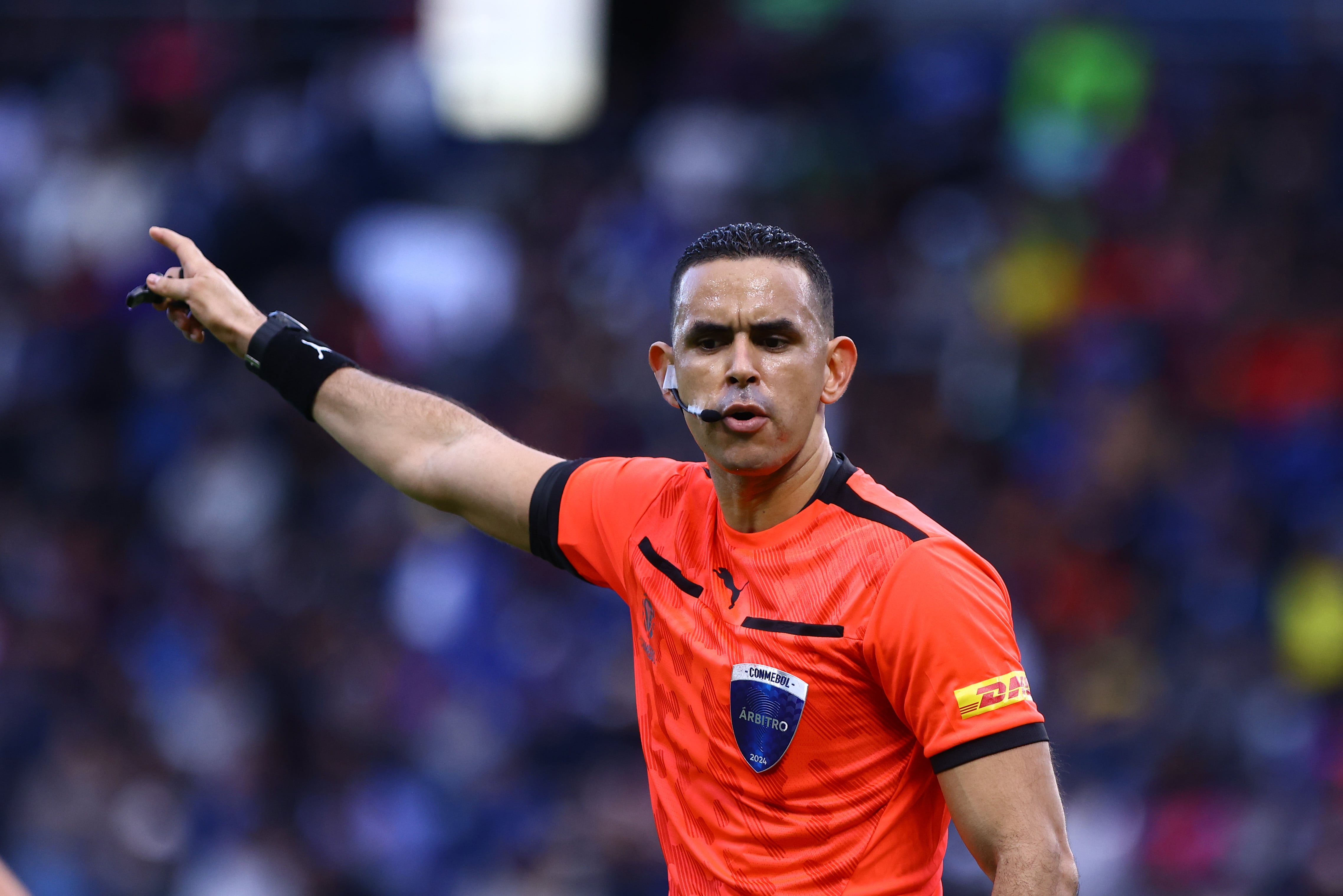 QUITO, ECUADOR - MAY 30:  Referee Carlos Ortega reacts during a Copa CONMEBOL Libertadores 2024 Group F match between Independiente del Valle and Liverpool at Estadio Banco Guayaquil on May 30, 2024 in Quito, Ecuador. (Photo by Franklin Jacome/Agencia Press South/Getty Images)