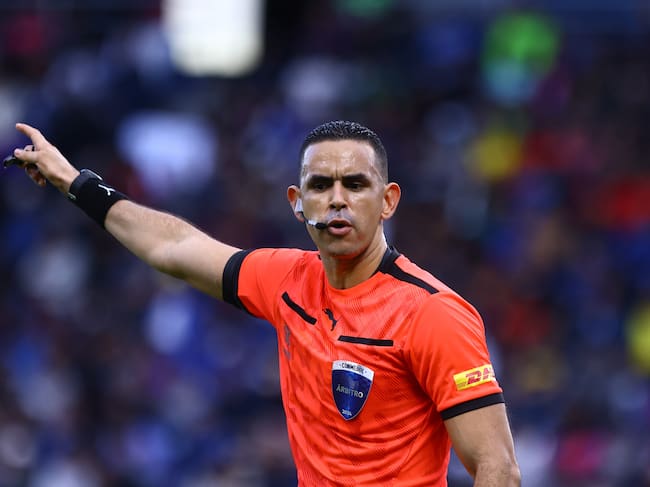 QUITO, ECUADOR - MAY 30: Referee Carlos Ortega reacts during a Copa CONMEBOL Libertadores 2024 Group F match between Independiente del Valle and Liverpool at Estadio Banco Guayaquil on May 30, 2024 in Quito, Ecuador. (Photo by Franklin Jacome/Agencia Press South/Getty Images)