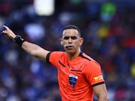 QUITO, ECUADOR - MAY 30: Referee Carlos Ortega reacts during a Copa CONMEBOL Libertadores 2024 Group F match between Independiente del Valle and Liverpool at Estadio Banco Guayaquil on May 30, 2024 in Quito, Ecuador. (Photo by Franklin Jacome/Agencia Press South/Getty Images)