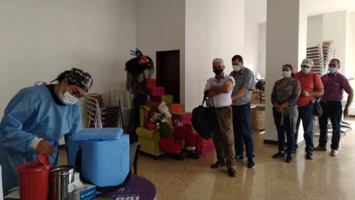Ciudadanos vacunados en punto IBG