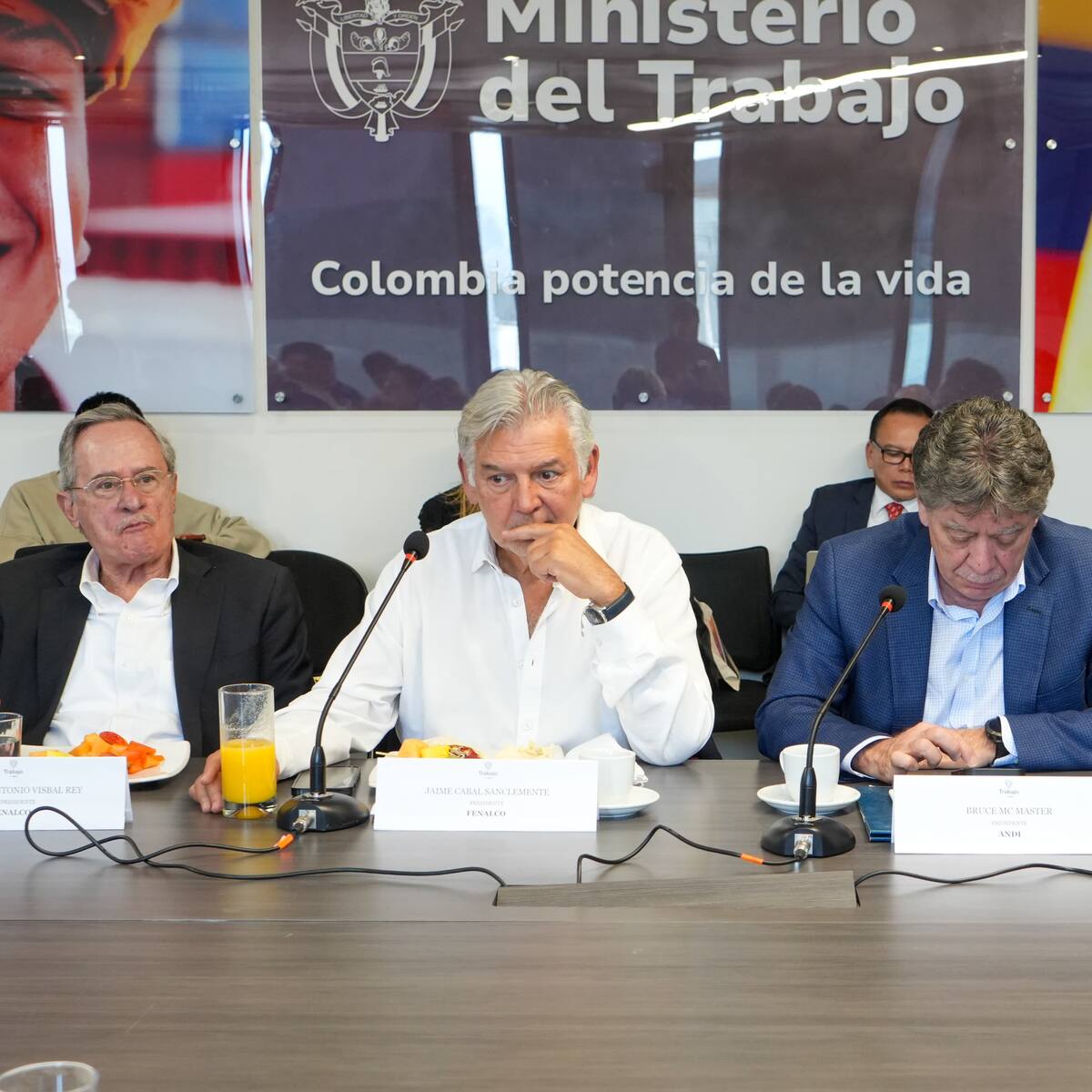 Salario mínimo para 2025: propuestas, reacciones y tensiones en las negociaciones