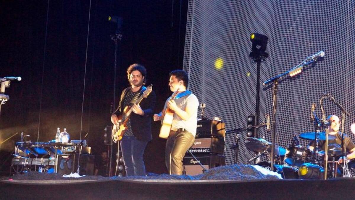 La sorpresa de la noche tuvo un toque muy loca: el artista Ángel Parra, de Tres y yo, acompañó a Juanes para cantar Campesina Santandereana.