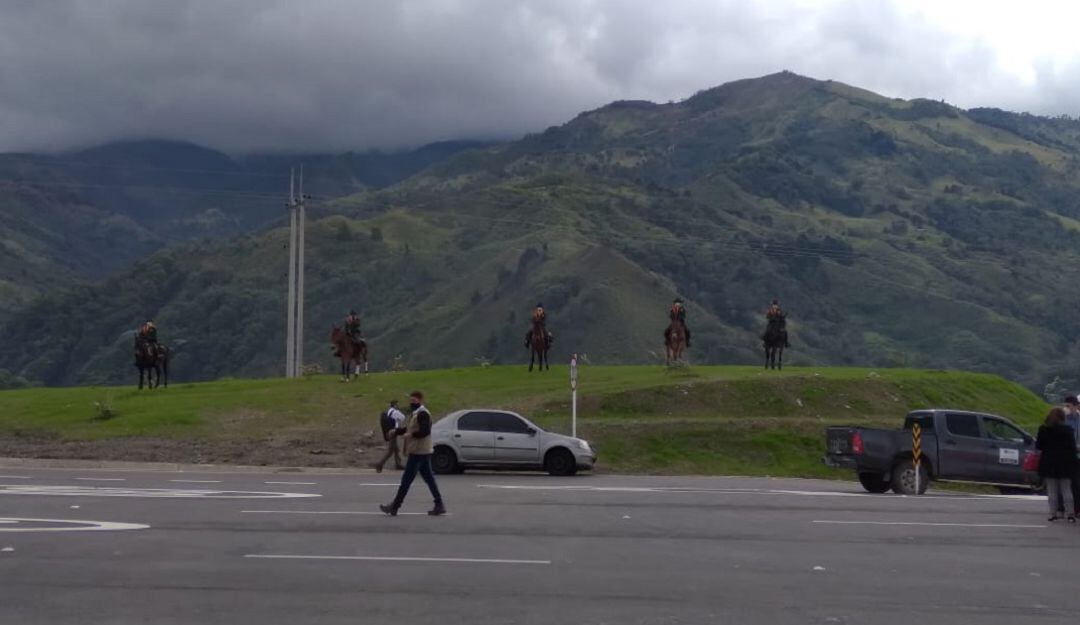 La cordillera del Quindío o los andes del Quindío y los carabineros de la Policía garantizando la seguridad