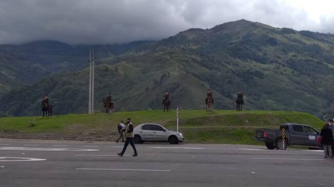 La cordillera del Quindío o los andes del Quindío y los carabineros de la Policía garantizando la seguridad