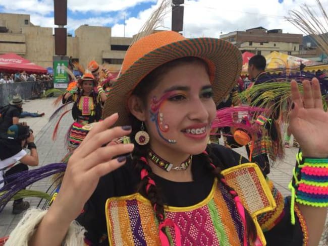 En fotos: Con desfiles, música y baile transcurre el Carnaval de Negros y Blancos