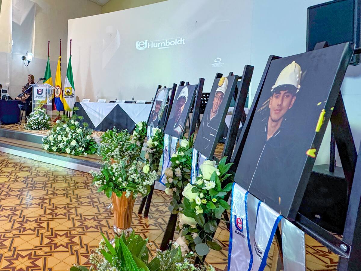 Von Humboldt otorgó grado póstumo a siete estudiantes que murieron en trágico accidente en Quindío