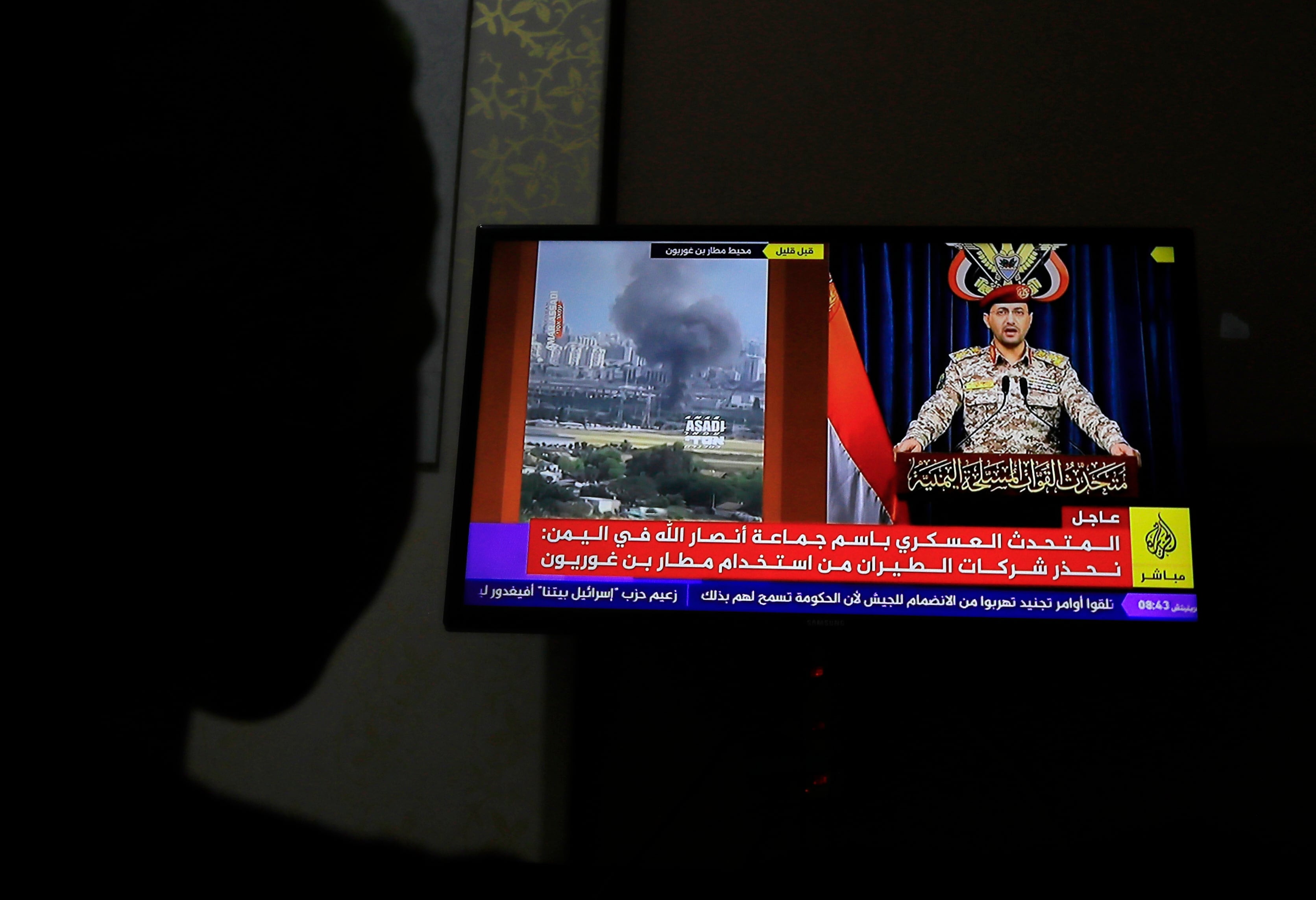 SANA'A (Yemen), 04/05/2025.- A person watches Houthi military spokesman Yahya Sarea delivering a televised statement about a missile attack on Israel's Ben Gurion airport, in Sana'a, Yemen, 04 May 2025. Yemen's Houthis have claimed responsibility for launching a missile at Israel's Ben Gurion airport, amid high tensions with the USA and Israel over the Israeli bombardment of the Gaza Strip, Houthi military spokesman Yahya Sarea said in a statement. EFE/EPA/YAHYA ARHAB