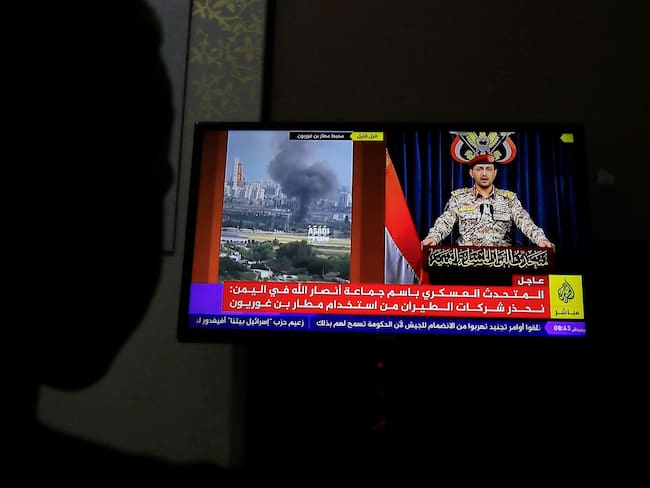 SANA'A (Yemen), 04/05/2025.- A person watches Houthi military spokesman Yahya Sarea delivering a televised statement about a missile attack on Israel's Ben Gurion airport, in Sana'a, Yemen, 04 May 2025. Yemen's Houthis have claimed responsibility for launching a missile at Israel's Ben Gurion airport, amid high tensions with the USA and Israel over the Israeli bombardment of the Gaza Strip, Houthi military spokesman Yahya Sarea said in a statement. EFE/EPA/YAHYA ARHAB