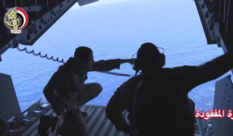 Soldados de la Marina egipcia participan en las labores de búsqueda del vuelo MS804 de la aerolínea EgyptAir en el mar, al norte de Alejandría (Egipto).