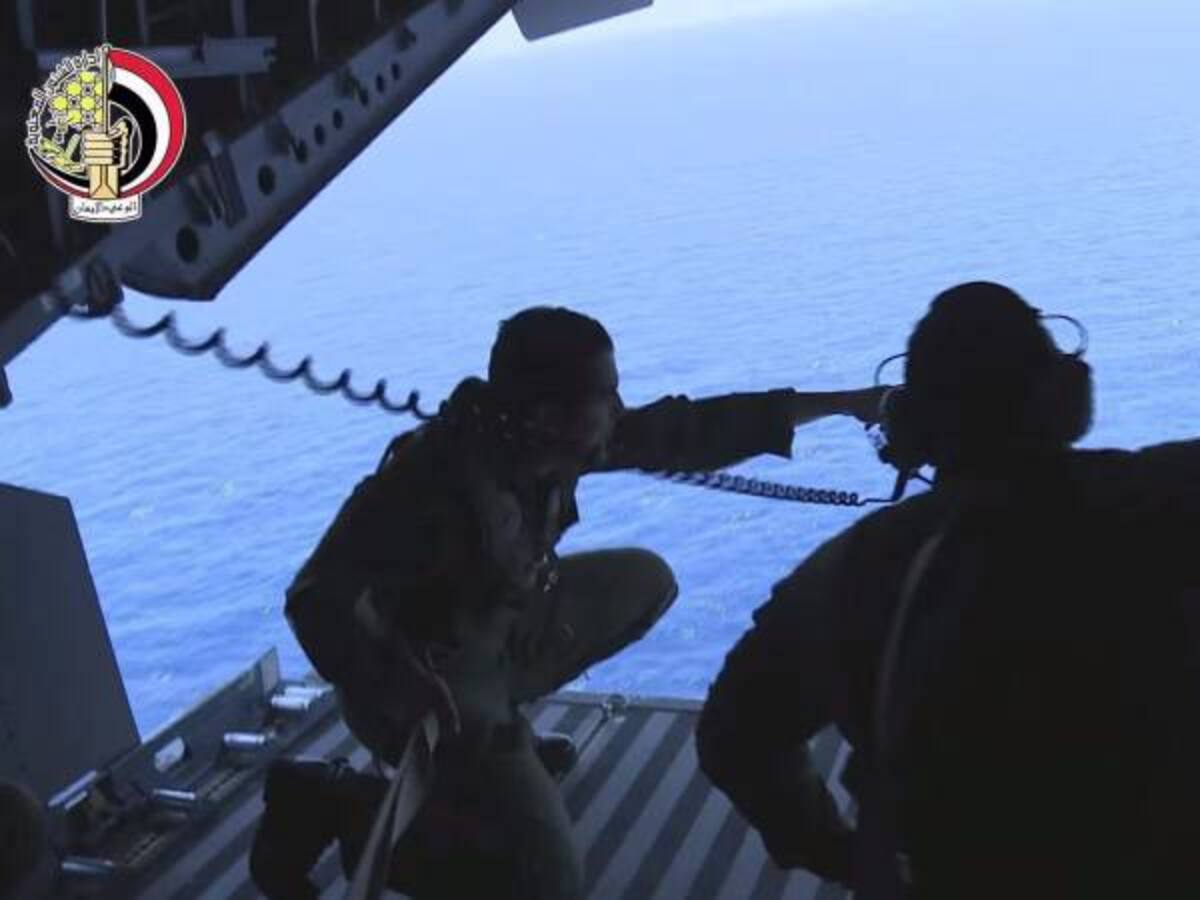Al parecer hubo explosión antes de que avión cayera al Mediterráneo: forenses