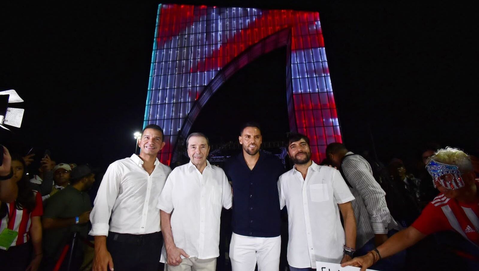 Fuad Char, presidente del Junior, Sebastián Viera y el alcalde de Barranquilla, Jaime Pumarejo durante el homenaje al arquero uruguayo / Foto: @alcaldiabquilla