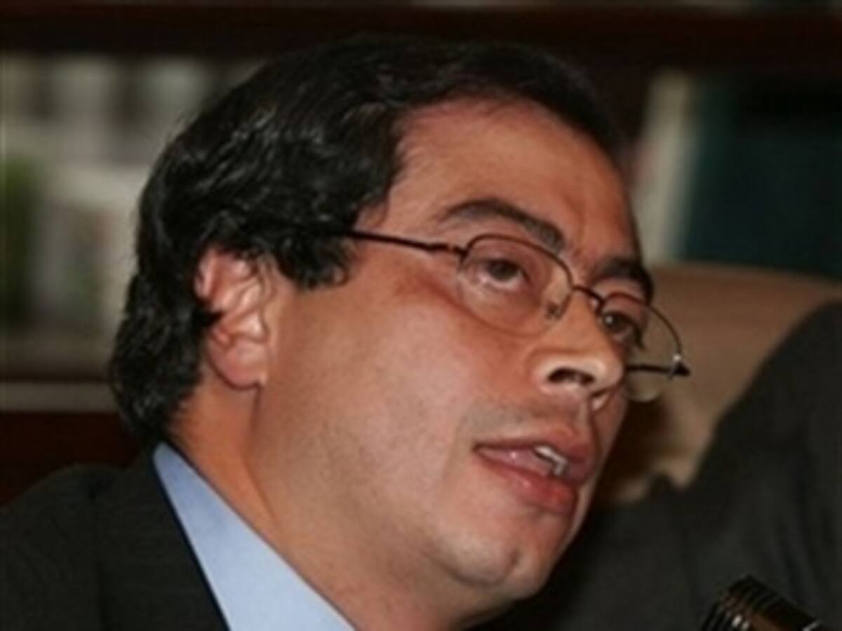 Petro le pidió a Obama derogar el acuerdo militar con Colombia