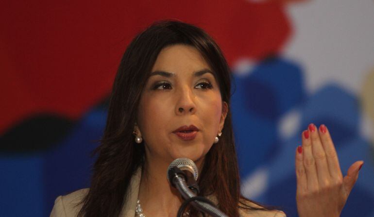 Maria Victoria Angulo, Ministra de Educación