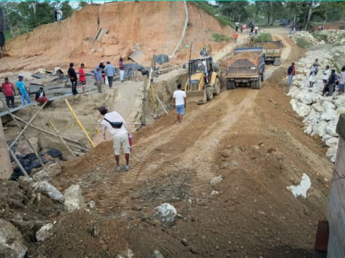 Pese al riesgo, particulares abren paso en puente colapsado del río Mulatos y cobran a conductores