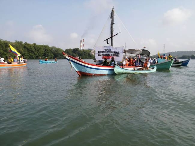 Pescadores protestaron en la zona industrial de Cartagena por contaminación de aguas