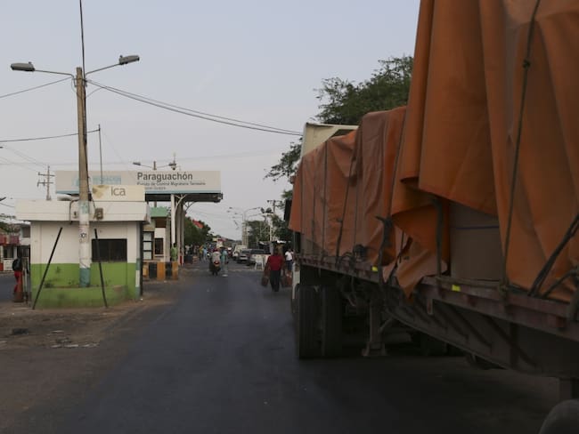 Vehículos represados en Paraguachón por crisis energética en Venezuela