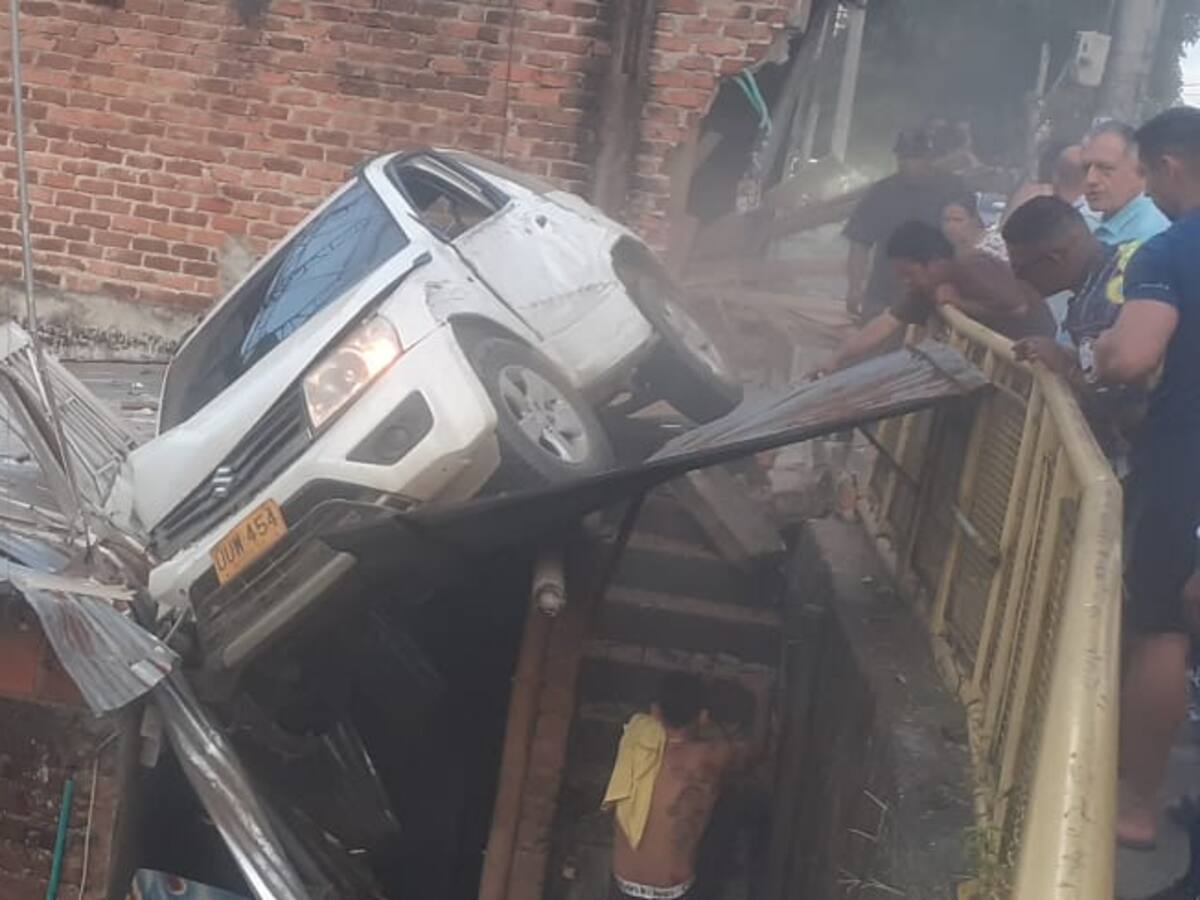 Vehículo cayó sobre una vivienda en Ibagué