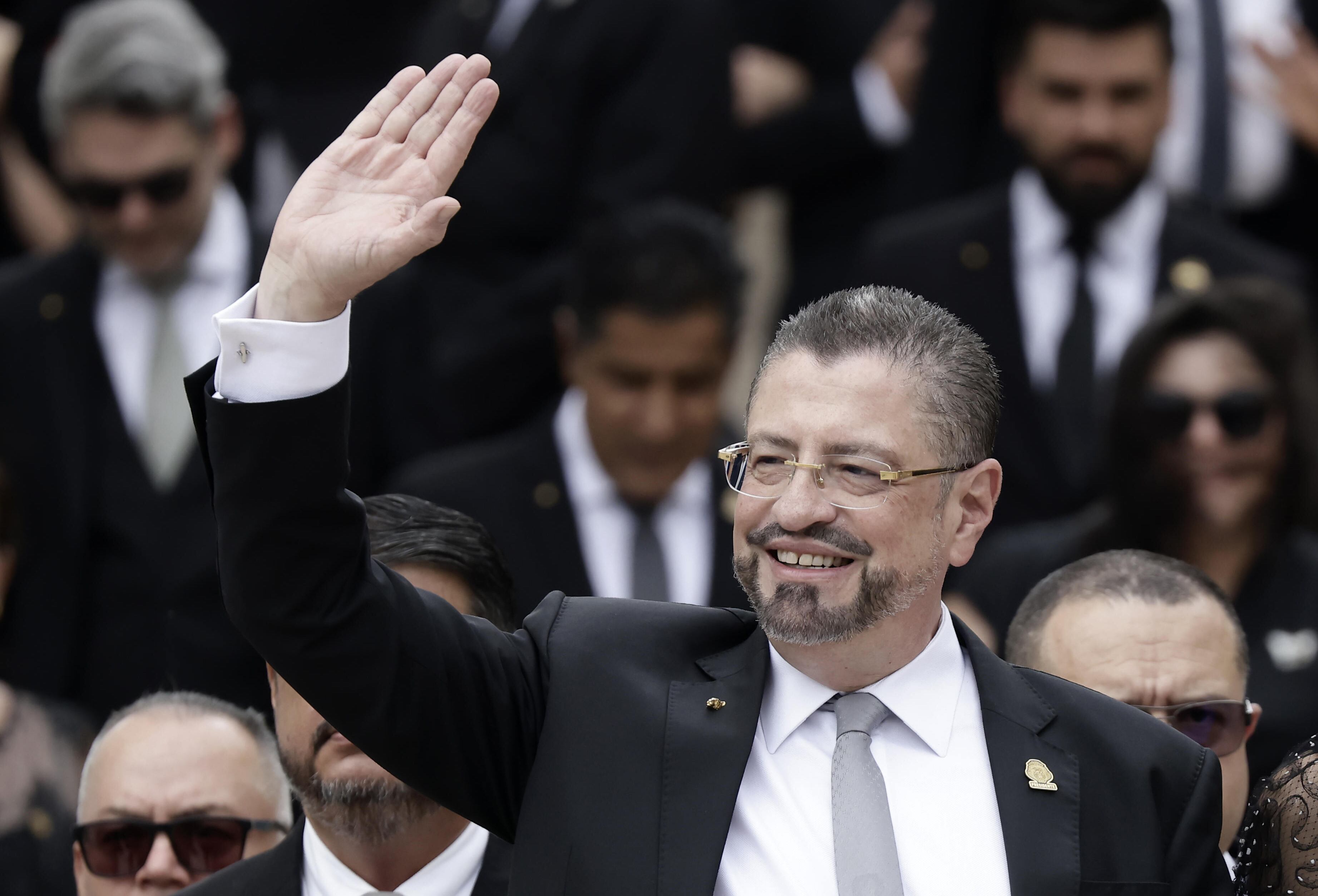 AME5149. BOGOTÁ (COLOMBIA), 01/07/2025.- Fotografía de archivo fechada el 05 de mayo de 2025 del presidente de Costa Rica, Rodrigo Chaves, saludando a sus simpatizantes en San José (Costa Rica). La Corte Suprema de Justicia de Costa Rica remitió este martes al Congreso una solicitud para el levantamiento del fuero del presidente del país Rodrigo Chaves, con el objetivo de que sea investigado por un presunto delito de concusión en el manejo de fondos del Banco Centroamericano de Integración Económica (BCIE). EFE/ Jeffrey Arguedas/ARCHIVO