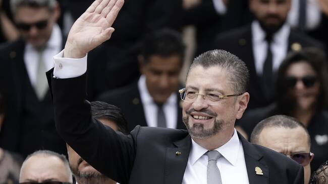 AME5149. BOGOTÁ (COLOMBIA), 01/07/2025.- Fotografía de archivo fechada el 05 de mayo de 2025 del presidente de Costa Rica, Rodrigo Chaves, saludando a sus simpatizantes en San José (Costa Rica). La Corte Suprema de Justicia de Costa Rica remitió este martes al Congreso una solicitud para el levantamiento del fuero del presidente del país Rodrigo Chaves, con el objetivo de que sea investigado por un presunto delito de concusión en el manejo de fondos del Banco Centroamericano de Integración Económica (BCIE). EFE/ Jeffrey Arguedas/ARCHIVO
