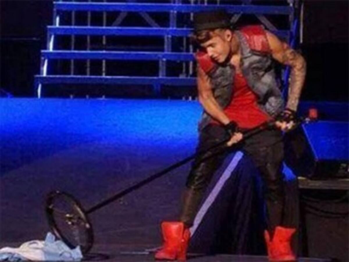 Justin Bieber limpia el piso con una bandera de Argentina