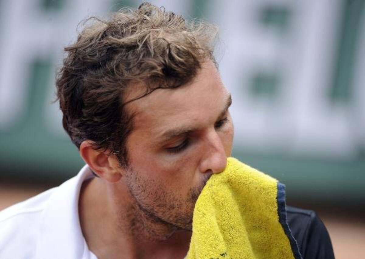 El tenista francés Julien Benneteau se seca el rostro durante el partido de segunda ronda del torneo de Roland Garros que disputó contra el alemán Tobias Kamke en París, Francia, hoy, miércoles 29 de mayo de 2013. Foto: efe