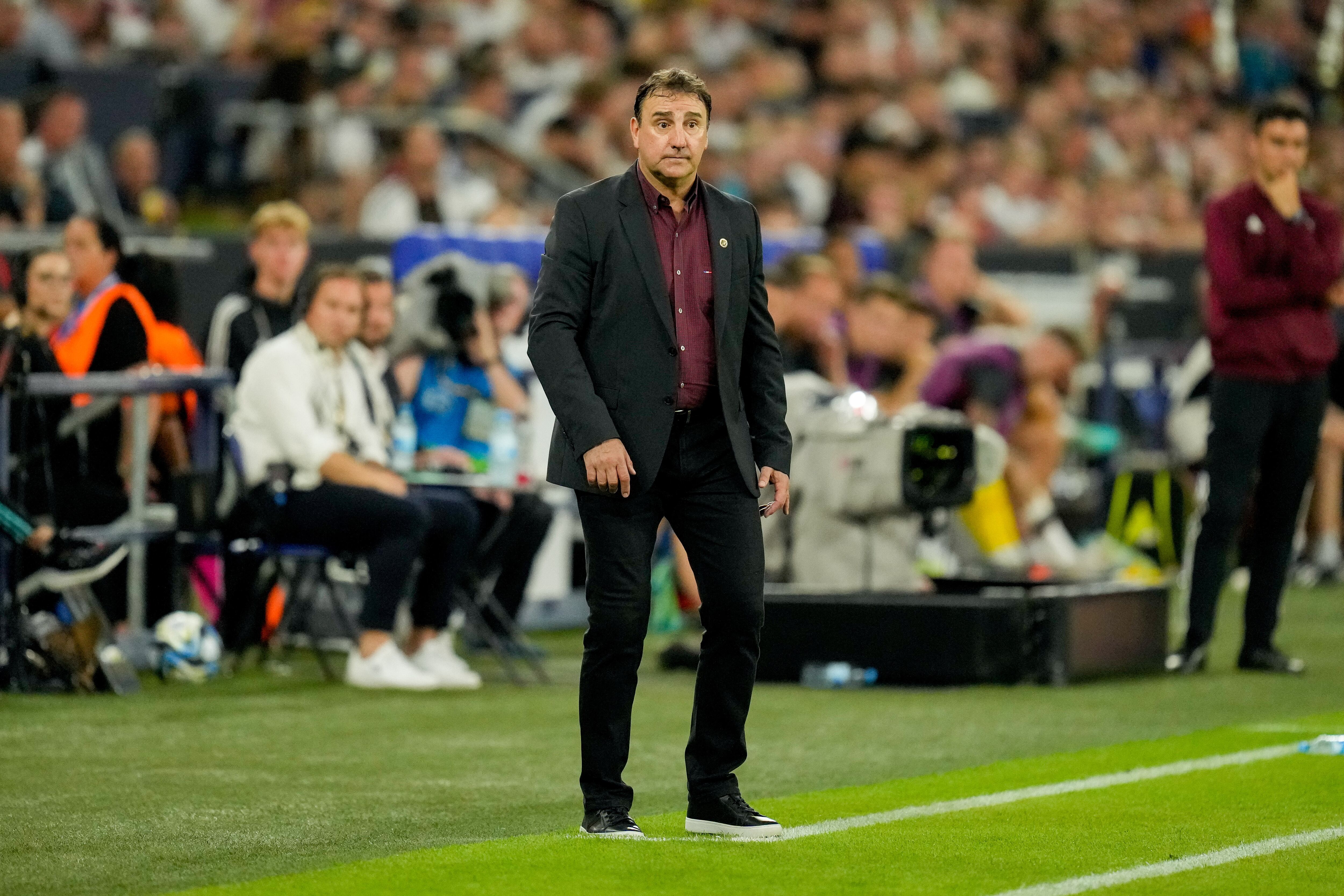 GELSENKIRCHEN, GERMANY - JUNE 20: head coach Nestor Lorenzo of Colombia looks on during the international friendly match between Germany and Colombia at Veltins-Arena on June 20, 2023 in Gelsenkirchen, Germany. (Photo by Alex Gottschalk/DeFodi Images via Getty Images)