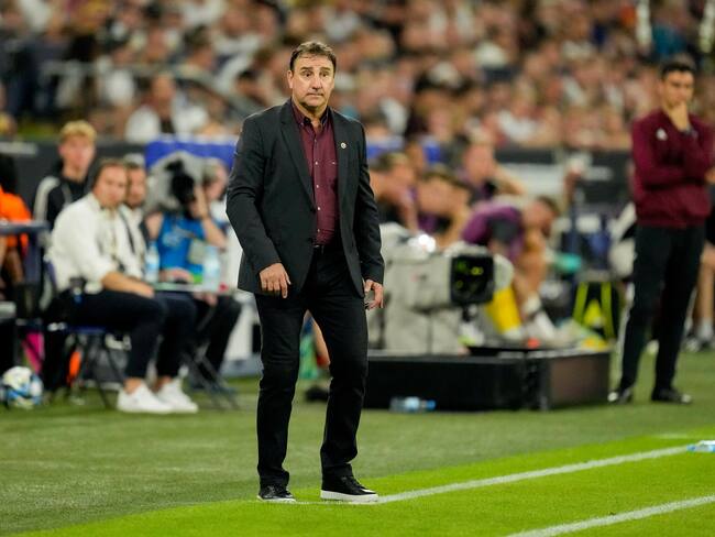 GELSENKIRCHEN, GERMANY - JUNE 20: head coach Nestor Lorenzo of Colombia looks on during the international friendly match between Germany and Colombia at Veltins-Arena on June 20, 2023 in Gelsenkirchen, Germany. (Photo by Alex Gottschalk/DeFodi Images via Getty Images)