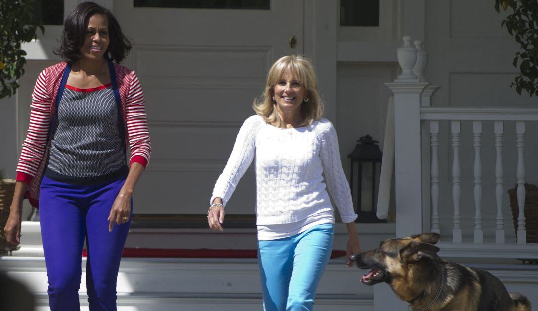 La primera dama Jill Biden junto a Champ