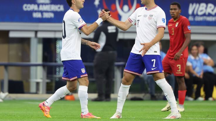 Arlington (United States), 23/06/2024.- United States forward Christian Pulisic (L) is congratulated by United States midfielder Gio Reyna (R) following his goal during the first half of the CONMEBOL Copa America 2024 group C match between USA and Bolivia, in Arlington, Texas, USA, 23 June 2024. (Estados Unidos) EFE/EPA/KEVIN JAIRAJ