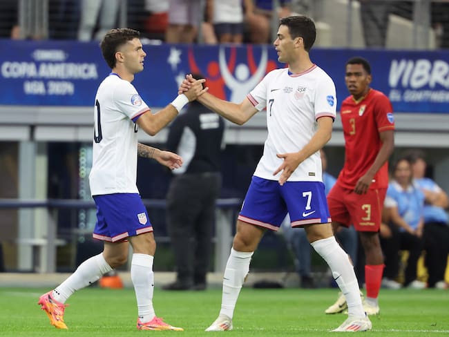 Arlington (United States), 23/06/2024.- United States forward Christian Pulisic (L) is congratulated by United States midfielder Gio Reyna (R) following his goal during the first half of the CONMEBOL Copa America 2024 group C match between USA and Bolivia, in Arlington, Texas, USA, 23 June 2024. (Estados Unidos) EFE/EPA/KEVIN JAIRAJ