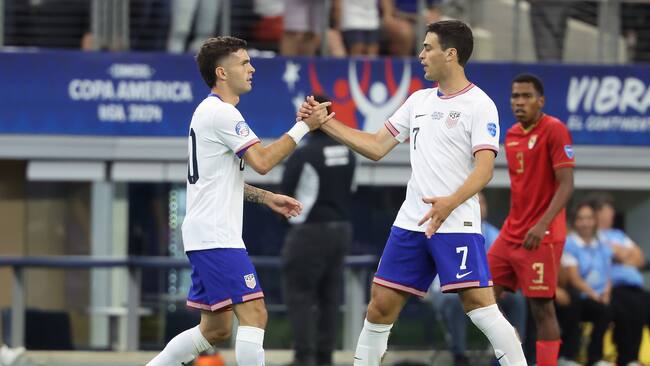 Arlington (United States), 23/06/2024.- United States forward Christian Pulisic (L) is congratulated by United States midfielder Gio Reyna (R) following his goal during the first half of the CONMEBOL Copa America 2024 group C match between USA and Bolivia, in Arlington, Texas, USA, 23 June 2024. (Estados Unidos) EFE/EPA/KEVIN JAIRAJ