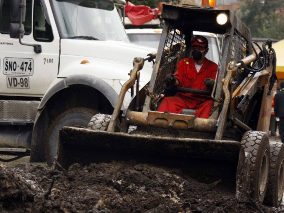 Lluvias causan emergencias en 17 vías del país