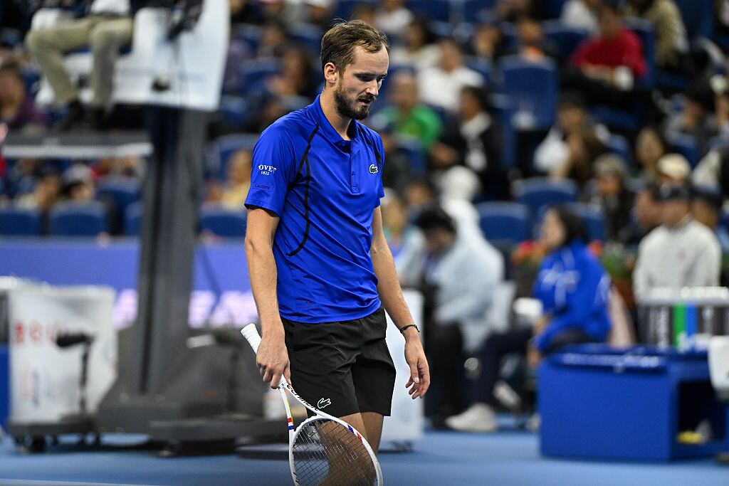 Djokovic defiende a Medvedev por su insólita descalificación en las semifinales del Abierto de China. (Photo by Yanshan Zhang/Getty Images)