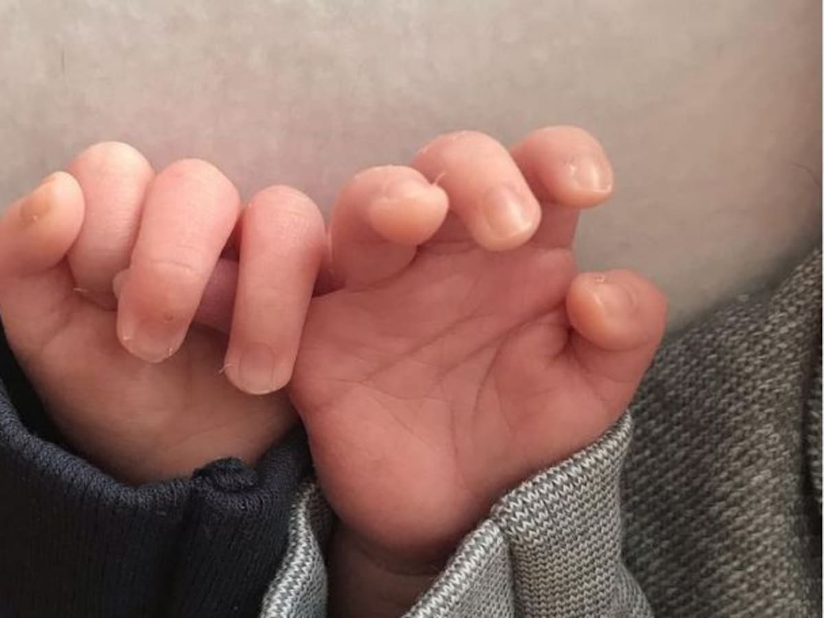 Presentadora muestra cómo es amamantar a sus mellizos al mismo tiempo