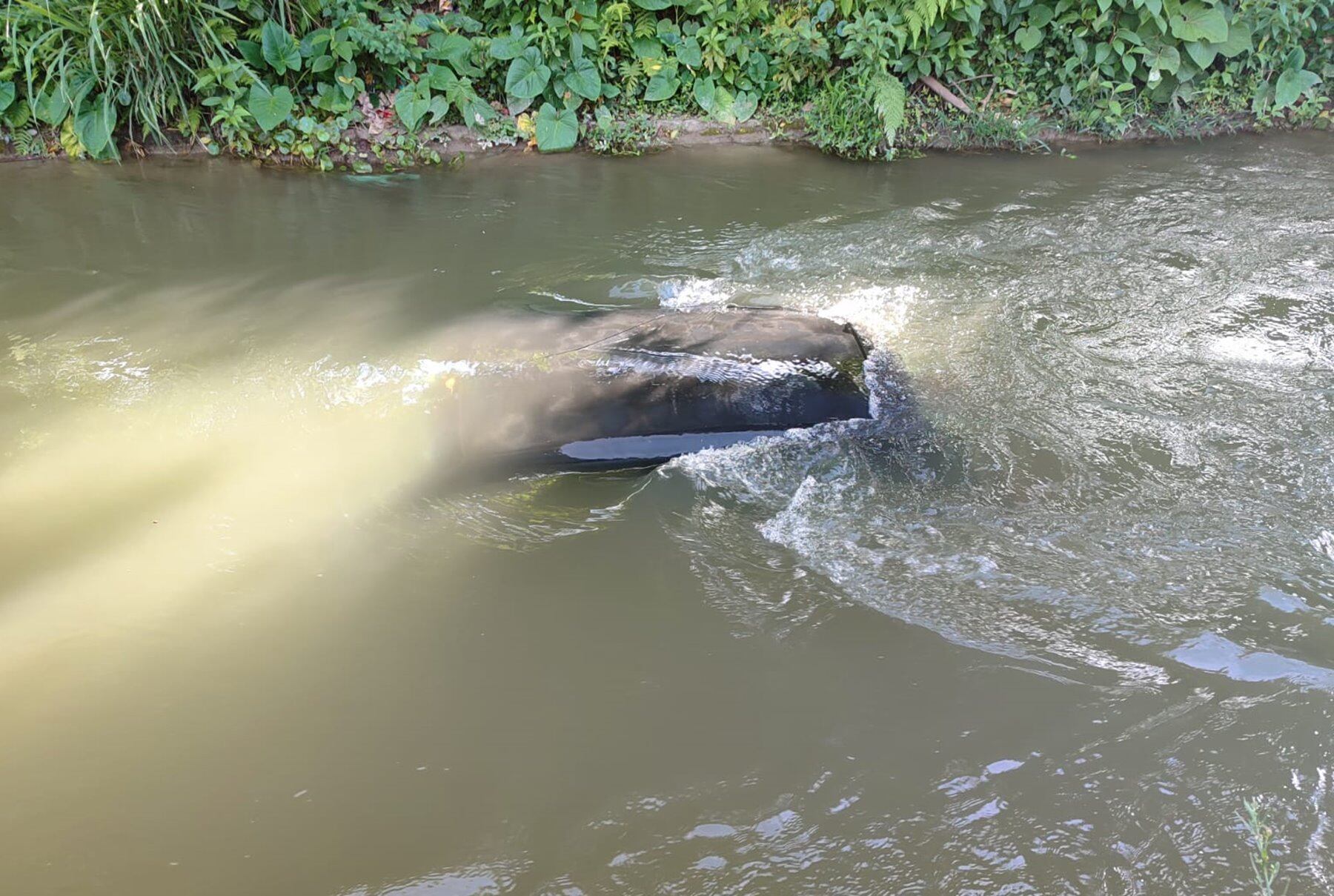 Vehículo cae a un canal de riego en Ibagué