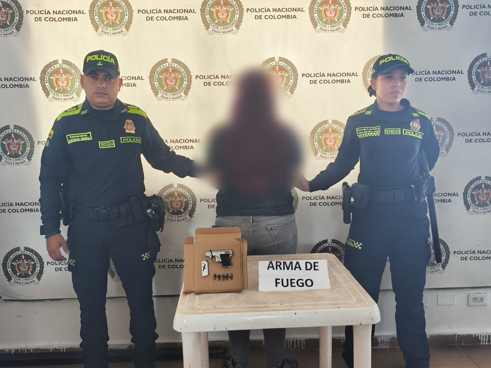 Policía confirma captura de funcionaria del INPEC armada en evento de Uribe y Paloma Valencia. Crédito: Policía Nacional