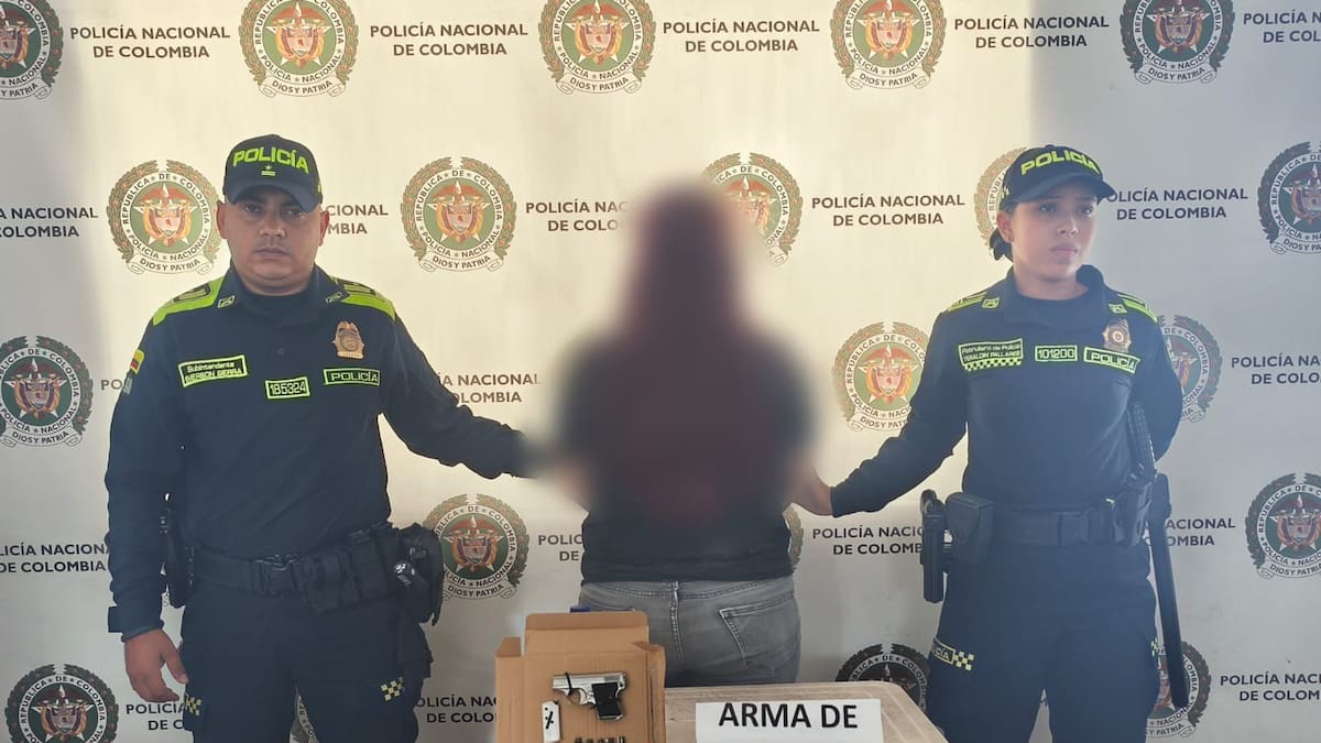 Policía confirma captura de funcionaria del INPEC armada en evento de Uribe y Paloma Valencia