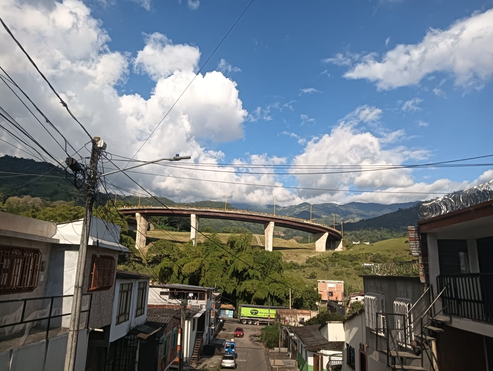 Al fondo el imponente puente Helicoidal en Calarcá, Quindío. Foto: Adrián Trejos