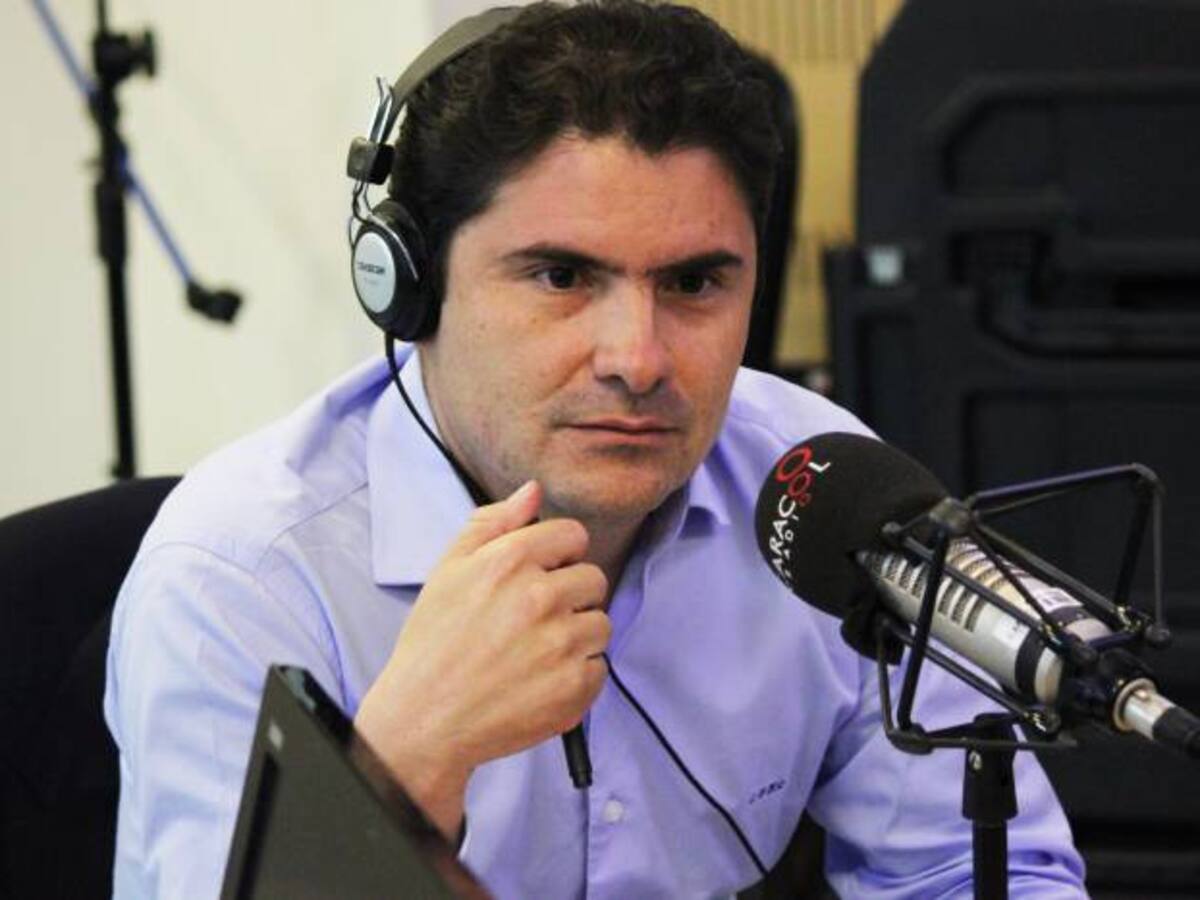 Es mejor tener a las Farc en el Congreso discutiendo de políticas públicas: Henao